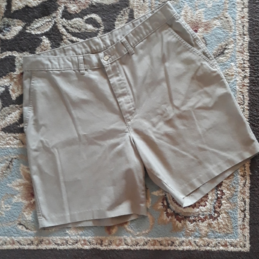 *Host Pick*Khaki shorts